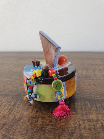 Petite boîte colorée